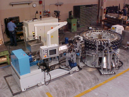 Macchina per produzione di tappi sintetici per settore enologico